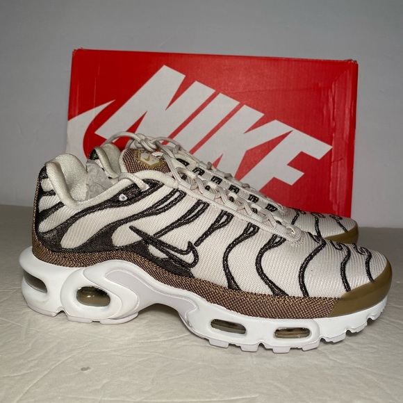 Nike Shoes - Nike air max plus prm 848891 101 size 6